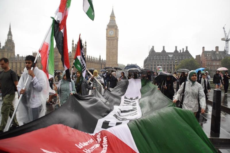 Diplomatic merchandise: Exploiting the issue of Palestinian recognition