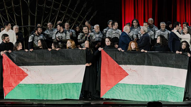 Macbeth allo Sferisterio, bandiere insanguinate della Palestina sul palco nella serata con Matteo Salvini