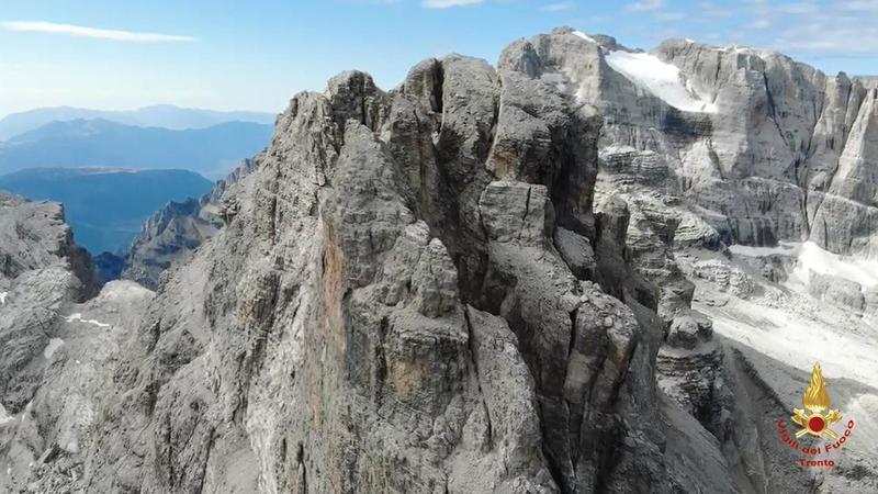 Dolomiti, nuovo crollo a Cima Falkner: si stacca roccia nella parte centrale. Il ruolo del caldo /