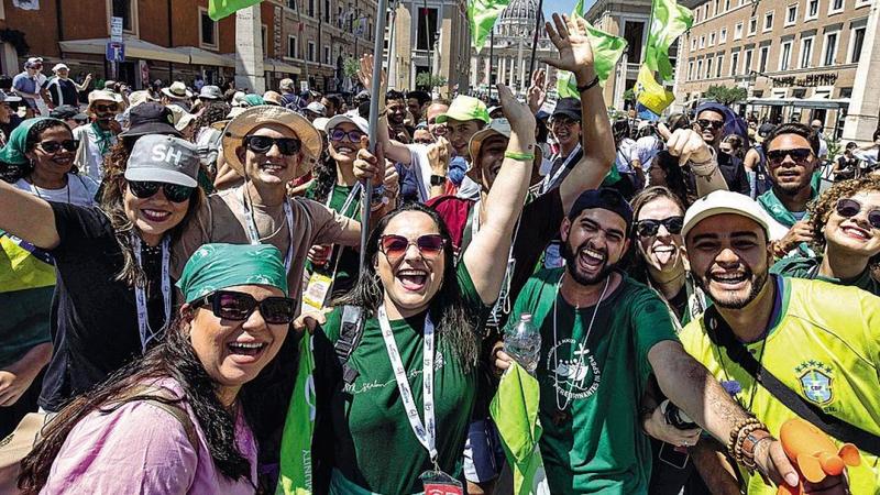 I giovani «strani» del Giubileo, tra chitarre e cappelloni: «Siamo missionari digitali»