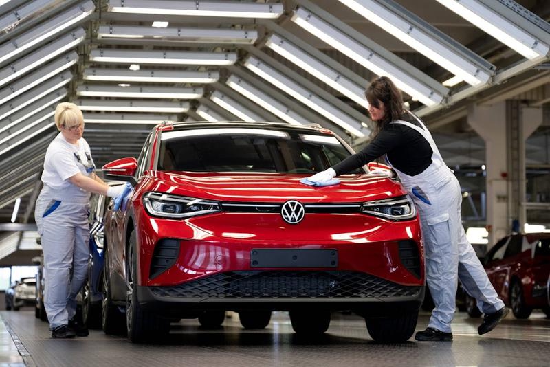 Milliardeneinbruch bei VW & Co. – jetzt rebellieren die Autobauer gegen das Verbrenner-Aus