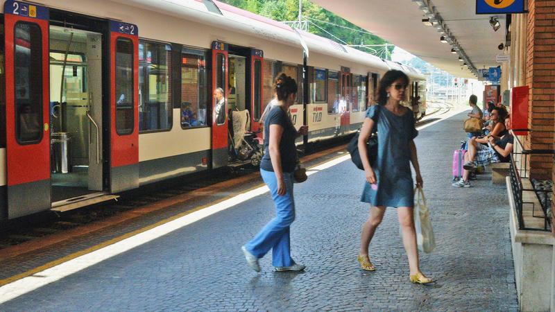 Como, terrore sul treno fermo in stazione: si lamenta perché la musica è alta, trentenne picchiato a sangue dai maranza