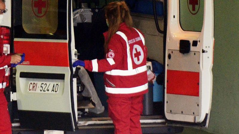 Tredicenne lecchese si sporge dal balcone e precipita dal primo piano: salvata dal prato che attutisce la caduta