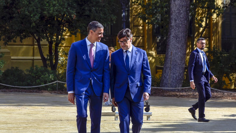 Sánchez e Illa pasean por la playa