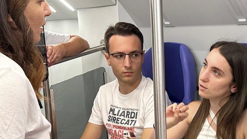 Odissea sulla Milano-Pavia. La rabbia di Giulia, studentessa di 22 anni: “Quasi due ore di treno per arrivare a Voghera”