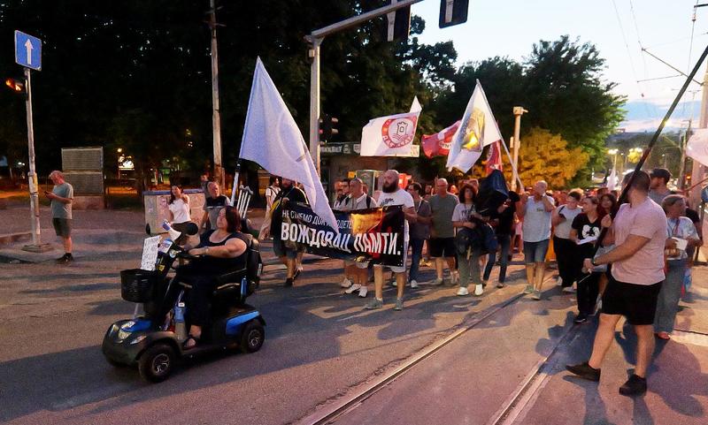 Nakon posete adresama Đura Macuta i Vladimira Đukanovića, protest završen sa 16 minuta tišine na Trošarini