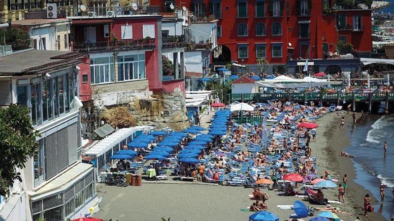 Posillipo, battaglia per il mare liberoGli ambientalisti: Â«Gare illegittimeÂ»âIl giurista: il Comune si riprenda gli arenili