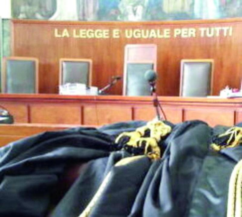 Si vanta di una storia con una cliente, il club lo licenzia: «Molestie»