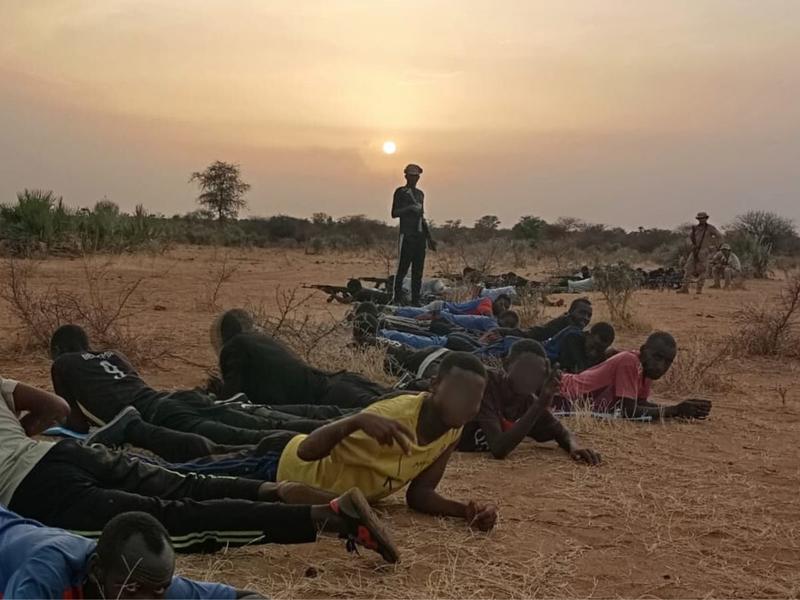 Mercenarios colombianos entrenan a niños soldado en Sudán