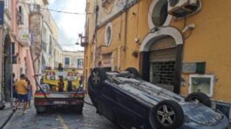 Incidente a Ischia Ponte,auto con 5 persone a bordosi ribalta all'alba: tutti illesi