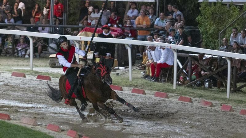 Giostra in notturna, il corteo parte alle 19 a causa del maltempo: primo assalto di Zannori