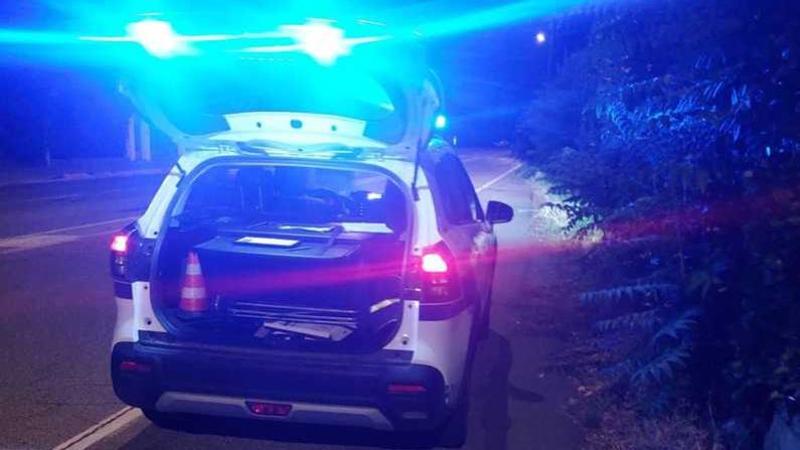 Investe ciclista e scappa: la vittima è in pericolo di vita