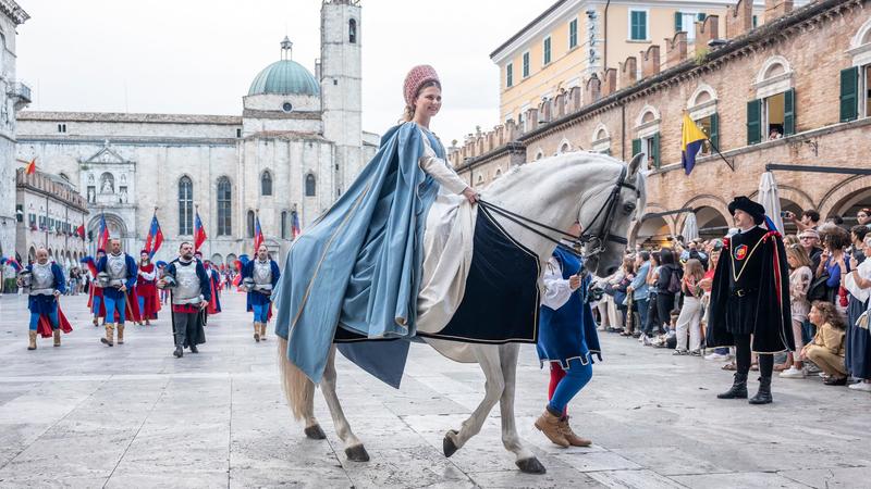 Quintana, un fascino senza tempo: il corteo illumina la serata ascolana