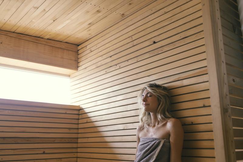 Looking to warm up with a sauna this winter? Here are 5 tips to enjoy it safely