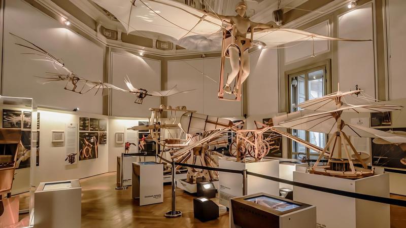Milano, querelato il direttore del Museo Leonardo 3 in Galleria per il post sui social. Cosa è successo