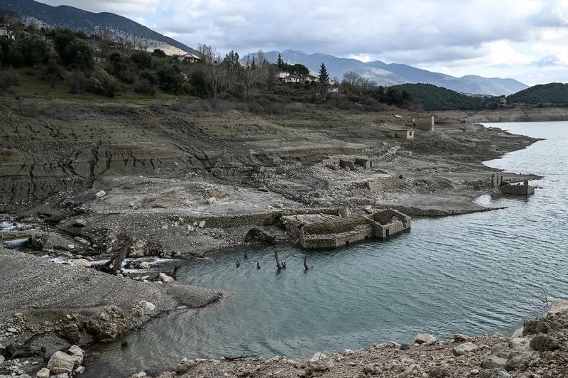 Τα χείλη μου ξερά και διψασμένα γυρεύουνε στην άσφαλτο νερό…