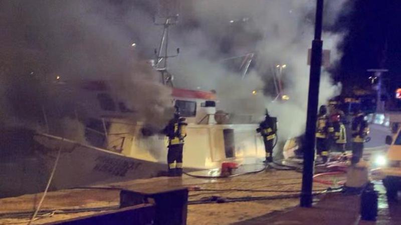 Incendio al porto: a fuoco un peschereccio ormeggiato