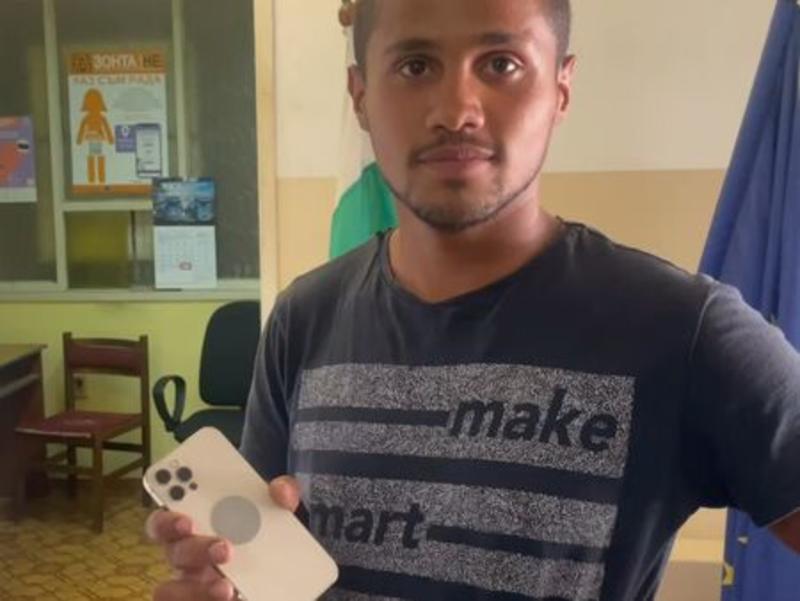 Браво! Млад мъж намери в тревата скъп iPhone и го донесе в полицията (ВИДЕО)