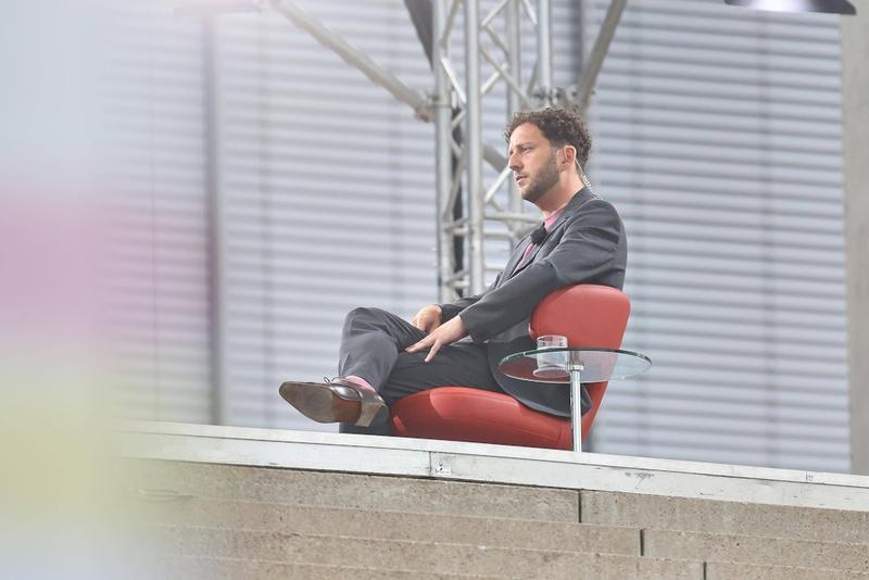 Plötzlich wird der Grünen-Chef im Sommerinterview gefragt: „Haben Sie auch ein Problem mit dem Vaterland?“