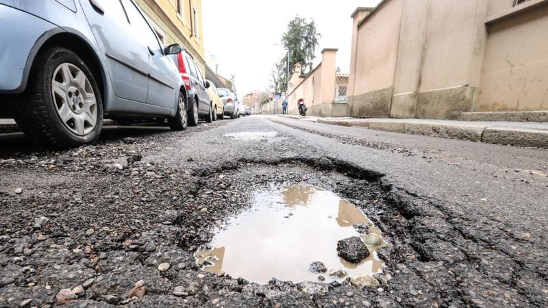 Buche in strada, il Comune di Milano non è tenuto a risarcire chi cade. Il giudice: «I cittadini devono stare attenti»