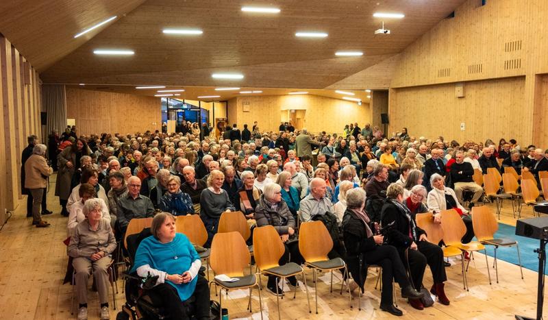 Har måtta fjerne 100 stolar frå kyrkja. No vil dei ha hjelp til å sette dei ut att.