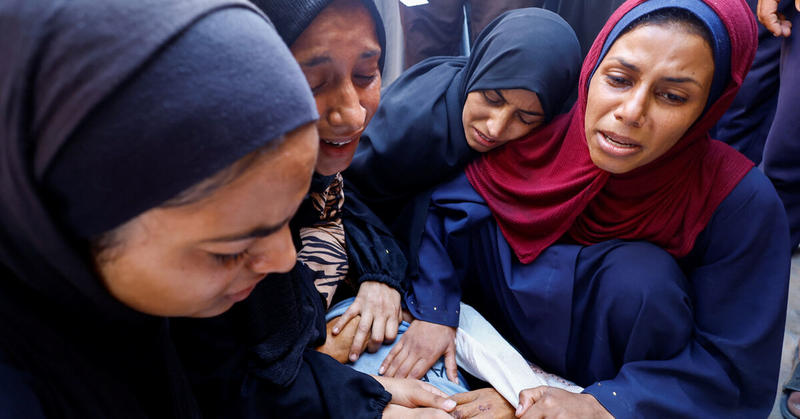 More Gazans die seeking aid and from hunger, as burial shrouds in short supply