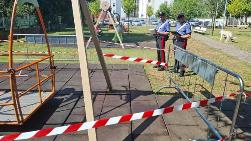 Bimba colpita a morte dall’altalena a Villongo: indagati sindaco, assessore e tecnici comunali
