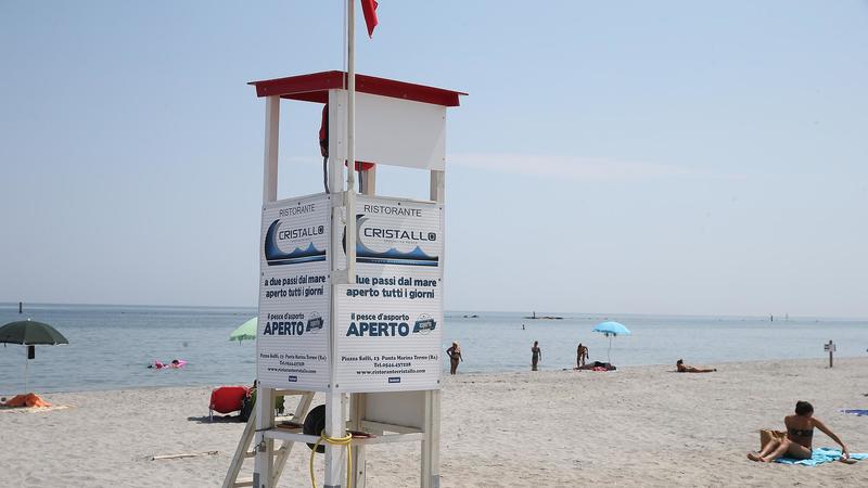Torrette vuote, multati due bagnini: col mare mosso, erano al bar