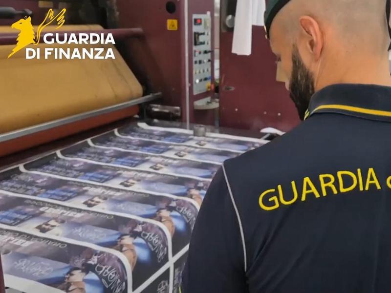 Napoli, da Geolier al calcio: scoperta centrale del falso, arrestati due cinquantenni