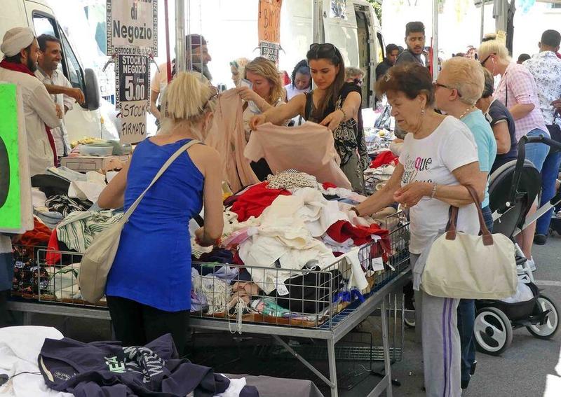 Abiti e ombrelloni “alla rinfusa”: a Ferrara ambulanti a rischio multe