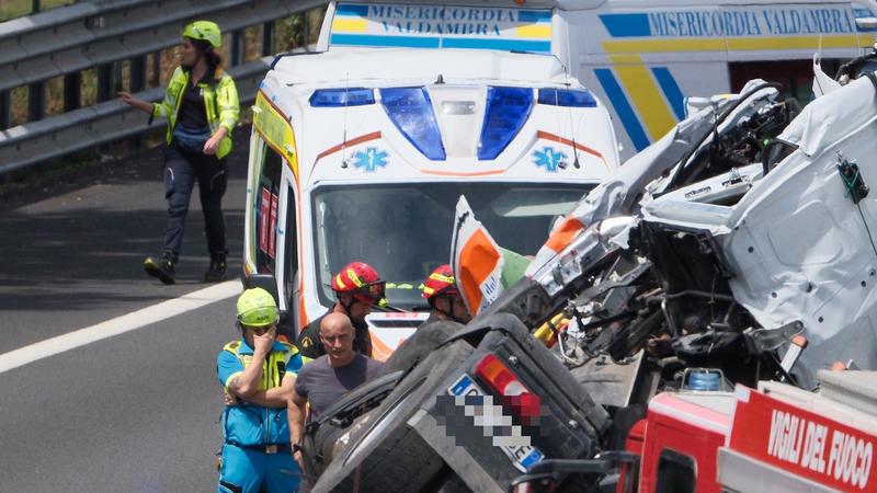 “Ho visto il Tir piombare sulle auto in coda”. Ambulanza schiacciata con le vittime, il racconto del testimone /