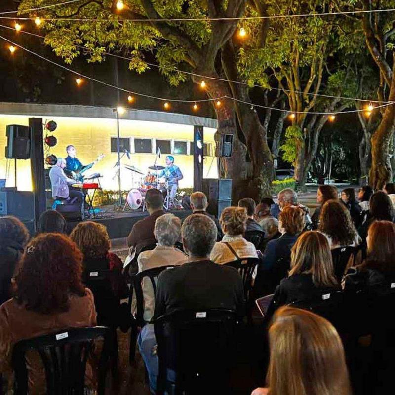 Mesmo com o frio, multidão lotou os jardins da Casa Fiat para ouvir jazz