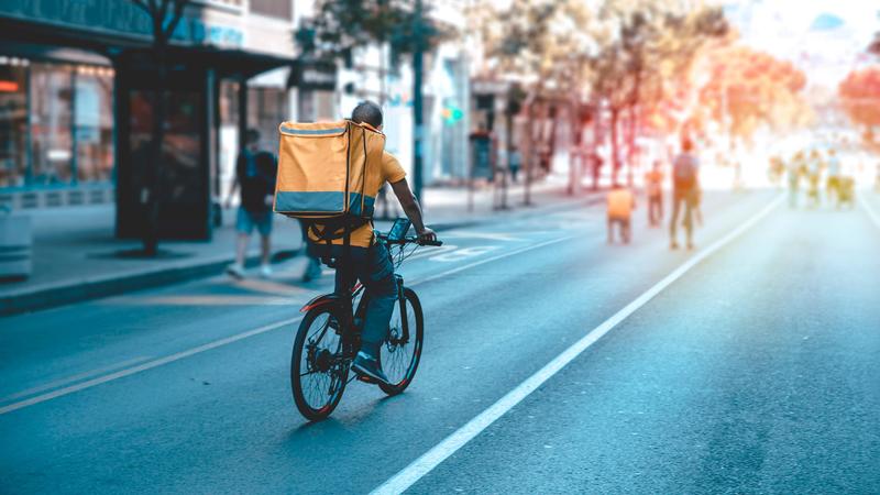 Raffica di furti e rapine ai riders: in 40 in Questura a denunciare
