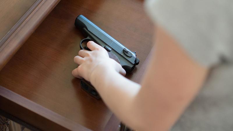 “Vi sparo alle gambe”: minaccia i poliziotti e a casa ha davvero una pistola, arrestato