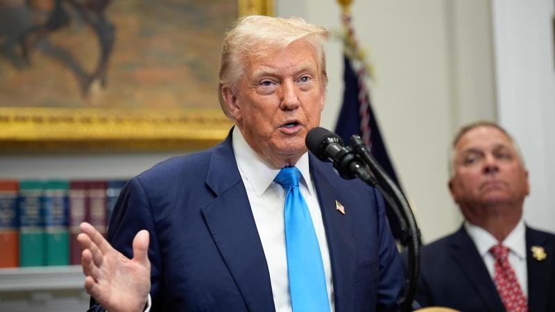 Dazi, Trump minaccia l’Ue: “Pagherà il 35% se non rispetta gli impegni. Tariffe al 250% sui farmaceutici”