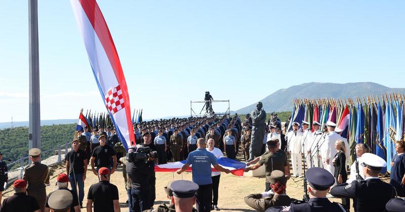 VIDEO Završila proslava Oluje u Kninu: Zastava zavijorila s tvrđave, Rafalei i Krila Oluje oduševili okupljene