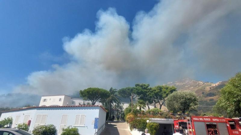 Brucia la collinaÂ tra Sant'Angelo e Serrara Fontana. Fiamme spenteÂ da Canadair ed elicottero