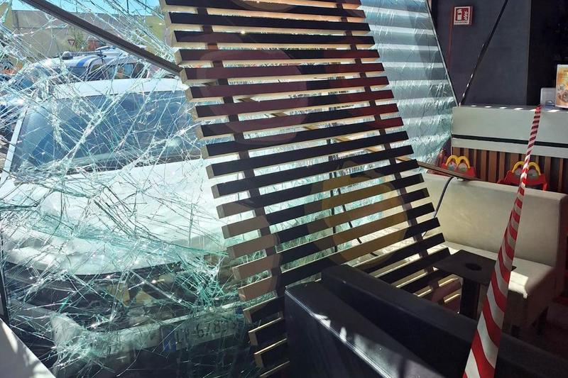 Ferrara, sfonda la vetrata del McDonald’s ed entra con l’auto nel locale