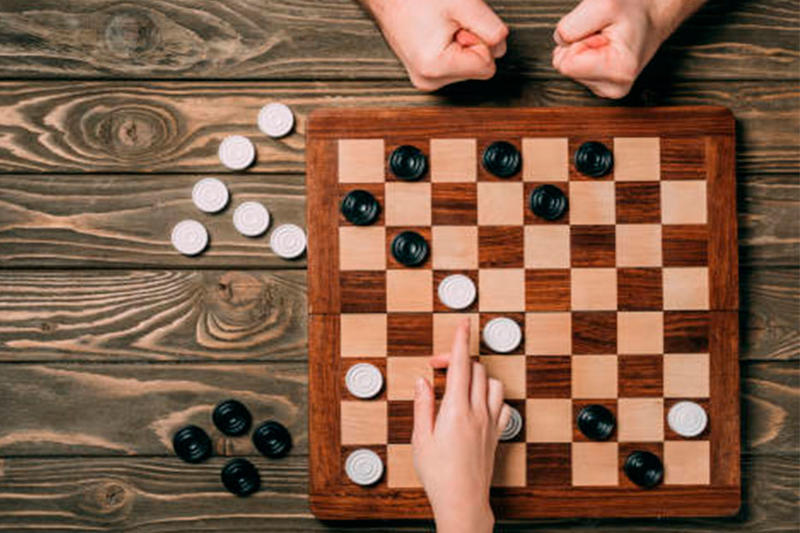 Juego de damas, por Aglaya Kinzbruner
