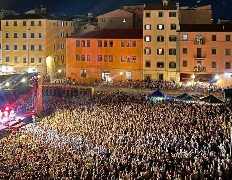 Livorno, piazza stracolma per Manu Chao ma è polemica sulle strade chiuse