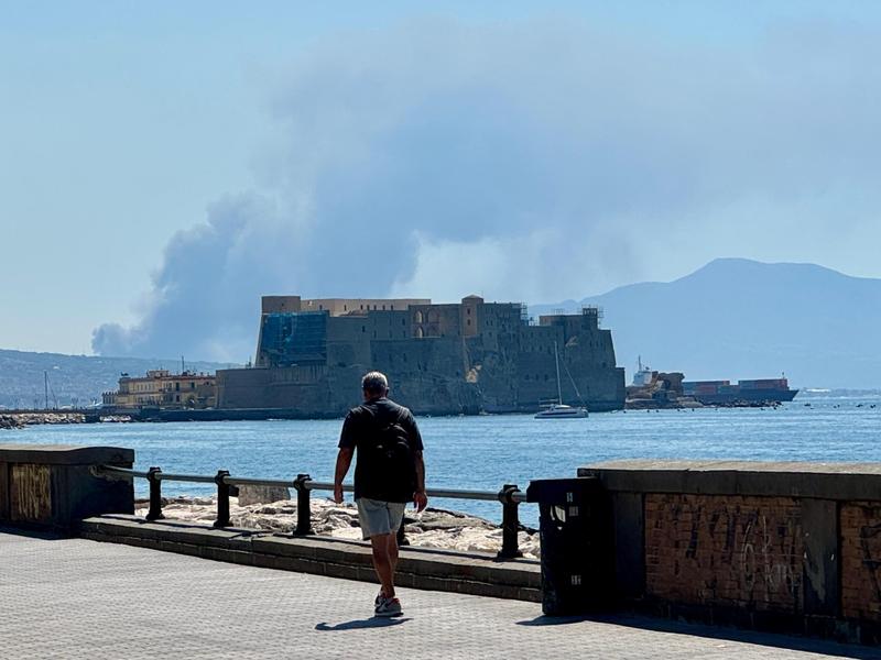 Grosso incendio tra Pompei e Boscoreale, colonna di fumo nero visibile da Napoli