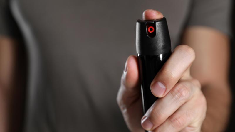 Contrari alla relazione, picchiano il fidanzato della figlia e lo rapinano usando lo spray urticante