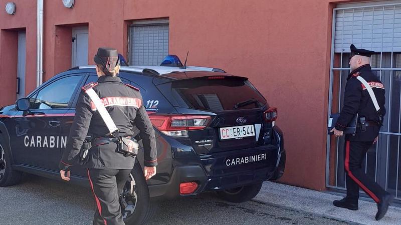 Rubiera, urla in centro con bastone e scagliatore da cucina