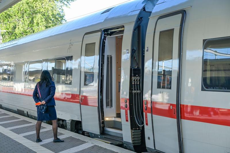 Mitten im Chaos der Deutschen Bahn: Da ist er, der Engel für zu spät ankommende Reisende