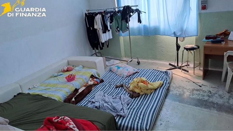 Erba, nell’opificio dormivano anche due neonati. L’igiene? Un optional