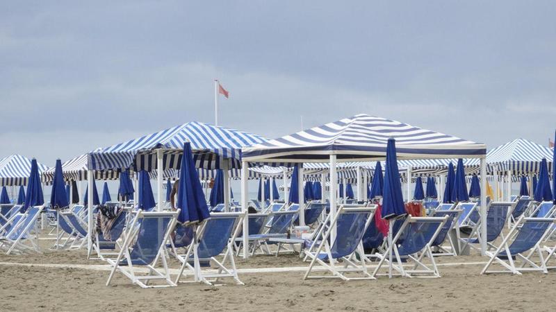 Estate 2025 in Toscana, luglio nero su tutta la costa: «Ma non date la colpa al caro-ombrellone». E c’è un fenomeno nuovo