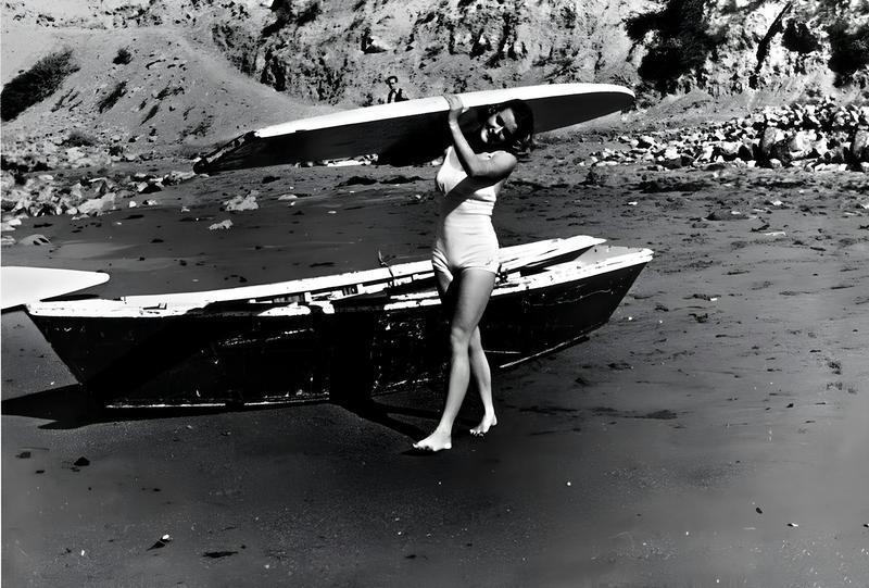 Quand les femmes prenaient déjà la vague : l’histoire oubliée du surf californien