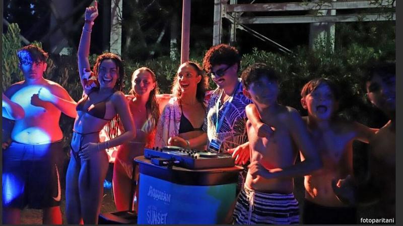 Aquafan, la musica tra le onde: i dj si esibiscono dagli scivoli
