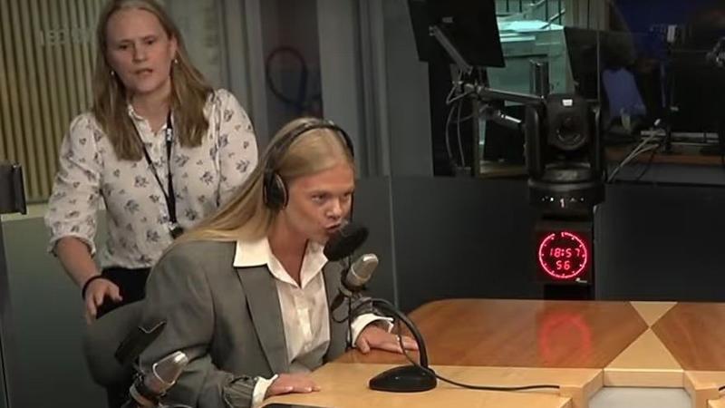 Kastet ut av NRK-studioet: Nå svarer hun