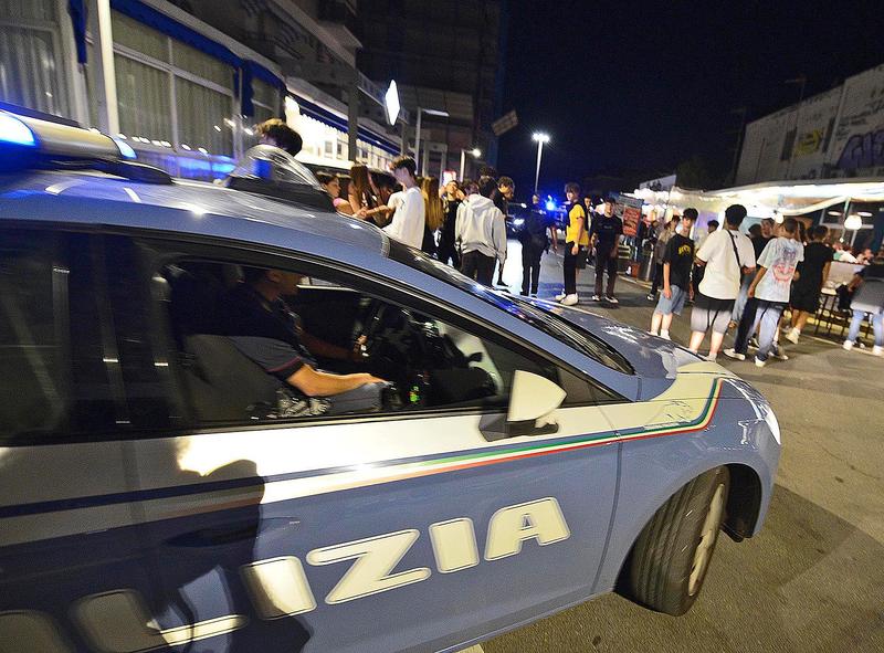 Rapinatori arrestati in 7 ore, scovati in un albergo a Fano: avevano rubato 2mila euro a dei ragazzi